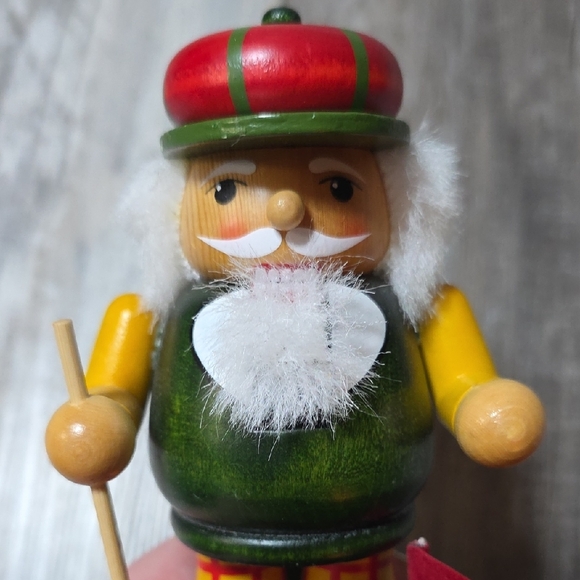 Kirkland Signature | 6" Wood Golfer Christmas Nutcracker Decoration - Picture 5 of 7